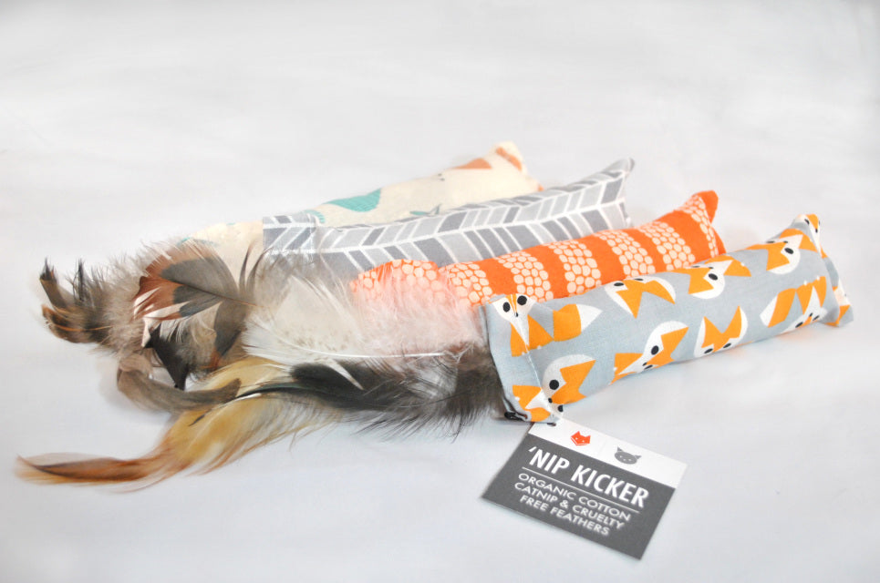 'Nip Kicker Original - Organic Feathered Catnip Kicker