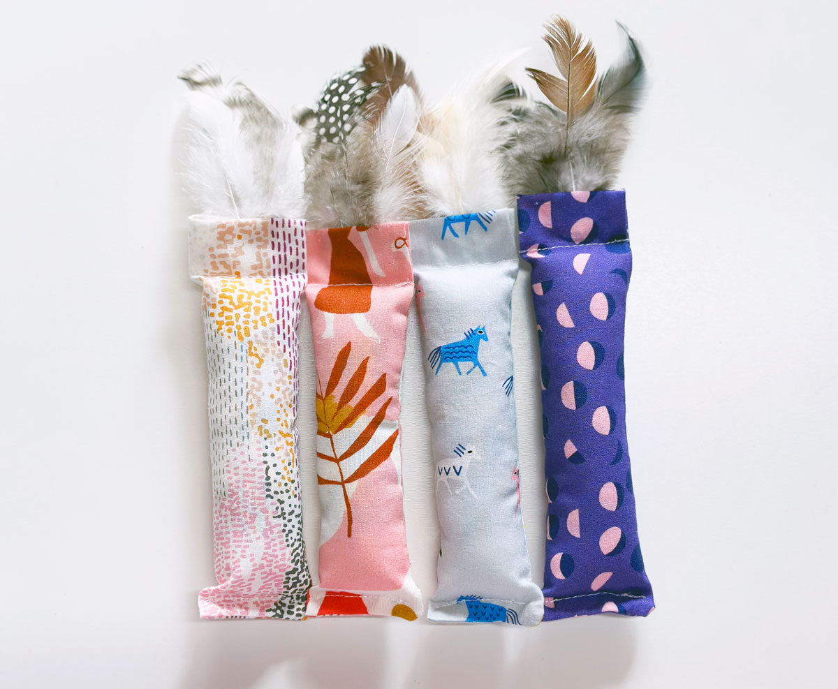 'Nip Kicker Original - Organic Feathered Catnip Kicker